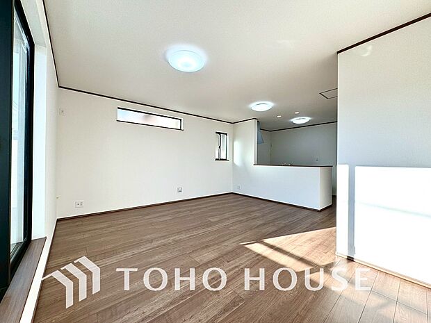 忙しい朝でも、しっかり家族が揃って食事をして頂けるゆとりある大きさのダイニングスペース。