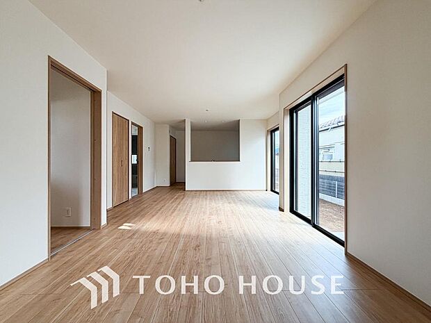 LDKでは家族が集まり、明るく穏やかな空気のなかで飲んだり、食べたり、笑ったり。