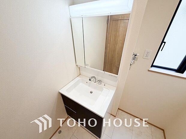 平日の朝であっても、落ち着きとくつろぎを感じられる空間。気持ちよく身だしなみを整えられます。