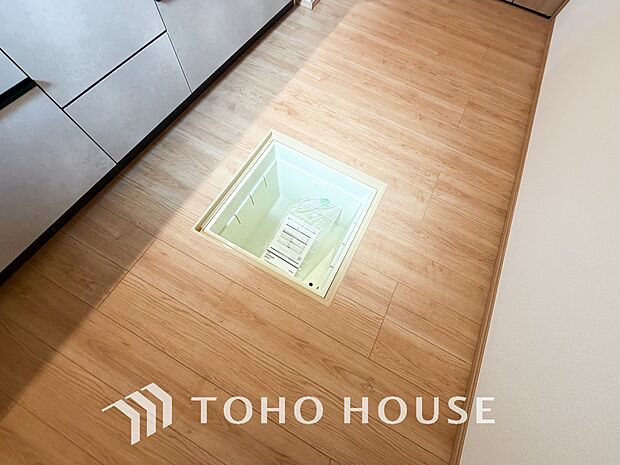 スペースを上手く活用した床下収納はあると何かと便利。食料のストック品はもちろん、掃除用具など。