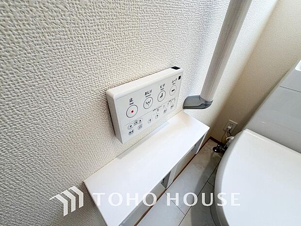 温水洗浄便座付。脱臭機能なども備え、快適な空間に。