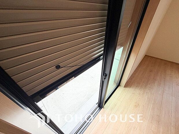 防犯機能のシャッターを完備しております。寒い冬でも中から開閉が可能ですのでラクラク便利。