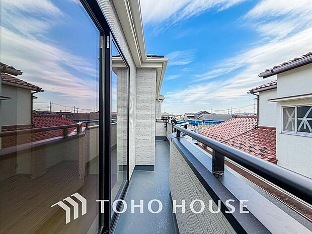 暖かい陽ざしが差込むバルコニー。晴れた日には、洗濯物が良く乾きます。風通しも良好です。