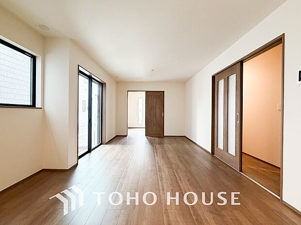 LDKでは家族が集まり、明るく穏やかな空気のなかで飲んだり、食べたり、笑ったり。