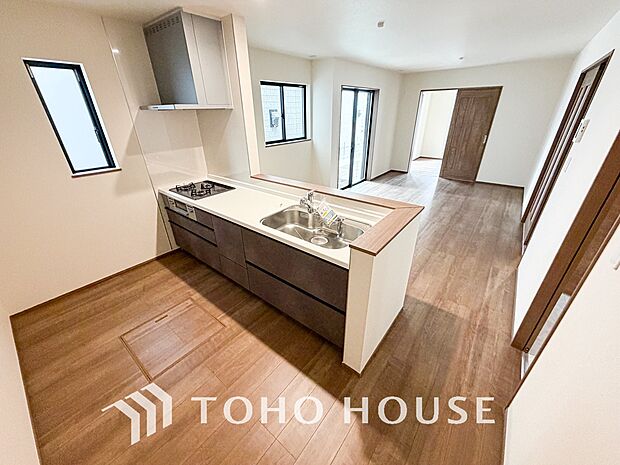 家族皆が集まる場所だからこそ、一番明るく使い勝手のいい空間に仕上げております。