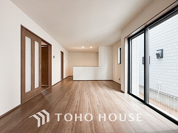 光と風があふれる開放的なリビングダイニングには自然と家族みんなが集まってきます。