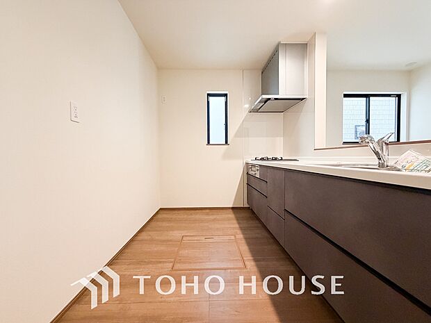 美しく使いやすいキッチン空間。優しい温もりを醸し出すキッチンは料理の為の配慮を随所に注ぎました。