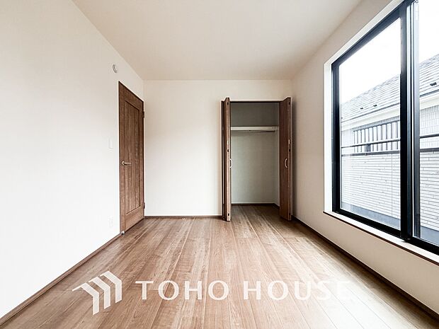 快適な光を取り入れ、心地よい風を取り入れます。心と体をゆったりと安らげる寝室。