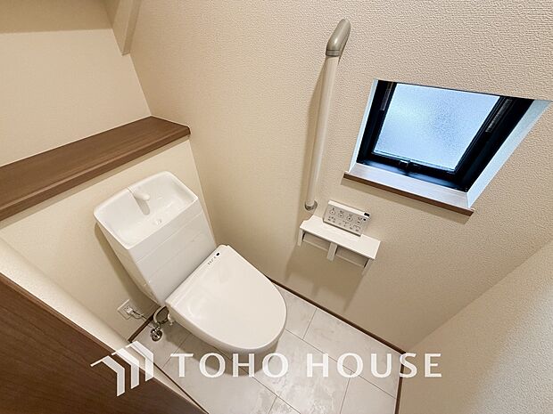 白で統一された清潔感のあるトイレ。もちろん温水洗浄機能付きです。