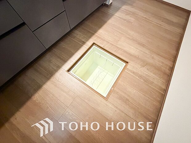 スペースを上手く活用した床下収納はあると何かと便利。食料のストック品はもちろん、掃除用具など。