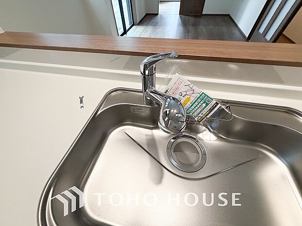 浄水器ボタンひとつで浄水と原水に切り替えられる浄水器一体型水栓を使用。