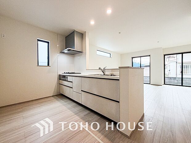 充実した収納スペースを搭載したシステムキッチンは、日々の家事がはかどります。