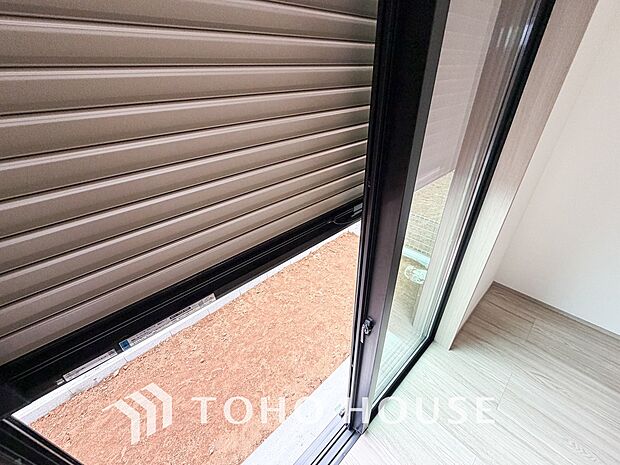 防犯機能のシャッターを完備しております。寒い冬でも中から開閉が可能ですのでラクラク便利。