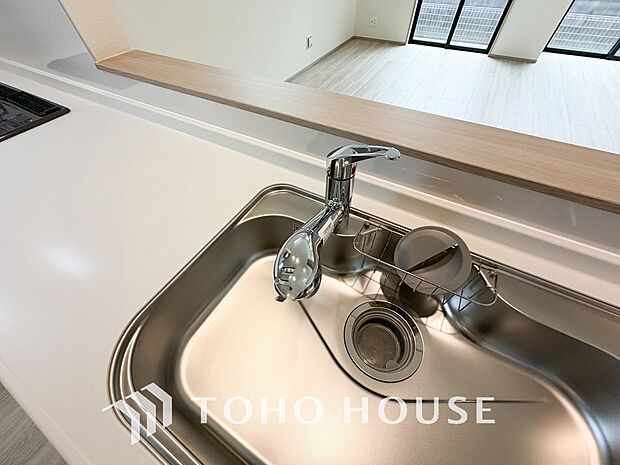 浄水器ボタンひとつで浄水と原水に切り替えられる浄水器一体型水栓を使用。