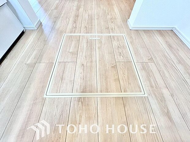 食品ストックや非常食・保存食の保管庫として活用できます。住まいの床下点検口としての役割もあります。