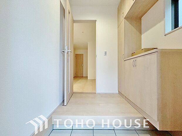 人を迎え入れる最初の場所だからこそ、清潔感がある空間にして頂ける様シューズボックスを設置しました。