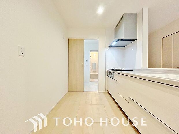 大型の冷蔵庫やレンジボードもしっかり置ける広々としたキッチンスペース。