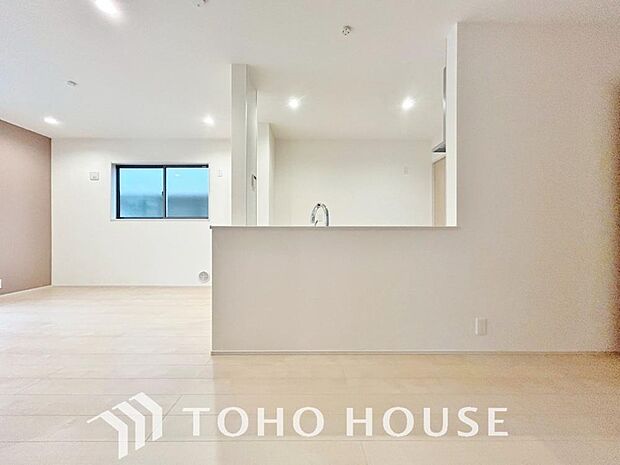 美しく使いやすいキッチン空間。優しい温もりを醸し出すキッチンは料理の為の配慮を随所に注ぎました。