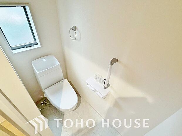 白で統一された清潔感のあるトイレ。もちろん温水洗浄機能付きです。