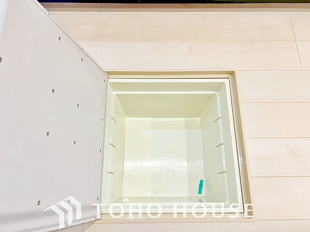 スペースを上手く活用した床下収納はあると何かと便利。食料のストック品はもちろん、掃除用具など。