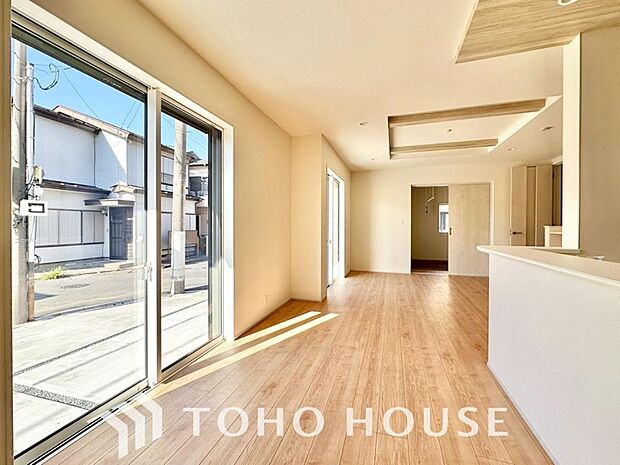 一日の中で多くの時間を過すことになるリビング。爽やかな通風と採光を存分に感じる事が出来る空間です。