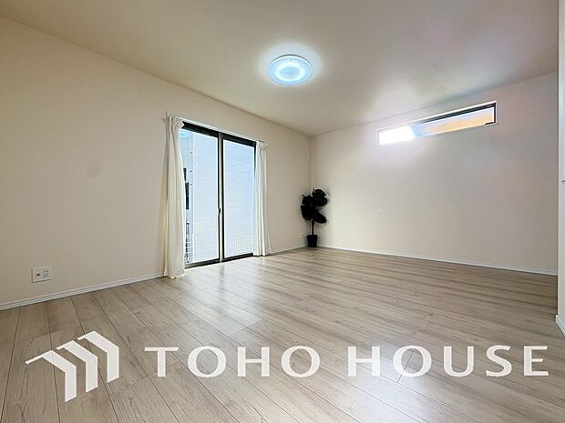 光が注がれる青い空から鮮やかに赤色にゆっくりと染まる。そんな優しい時間がここでは流れてゆく。