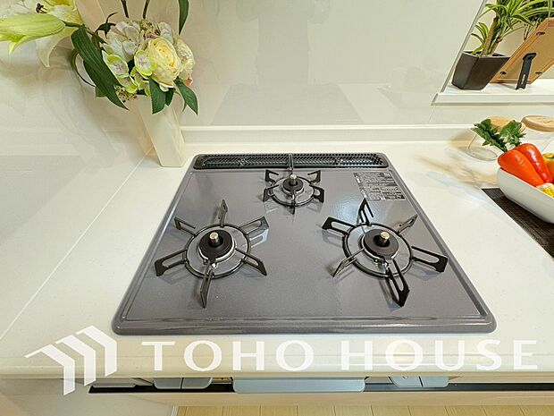 3口コンロは一度に複数のお料理を作ることができるメリットがあります。毎日のキッチンタイムを効率よく。