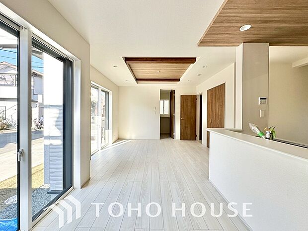 通風と採光を考慮したリビングは地域の鼓動を感じながらお寛ぎ頂くことが可能です。