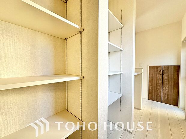 奥行きあるクローゼットを採用。衣装ケースや、掃除機といった物を収納できるような造りになっております。