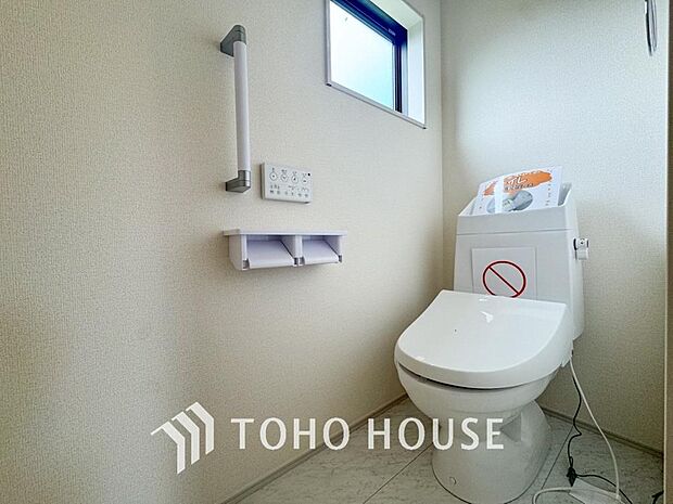 十分な広さと清潔感のあるカラーで纏まったおトイレ。時間に余裕とゆとりを持たせます。