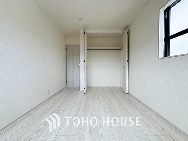 居室にはクローゼットを完備し、自由度の高い家具の配置が叶うシンプルな空間です。