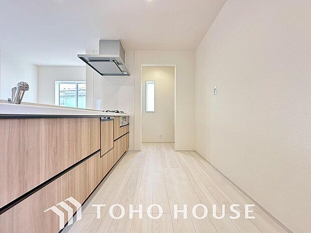 夫婦そろってキッチンに立っても調理がしやすく余裕の広さ。家事をしながら会話も弾みます。