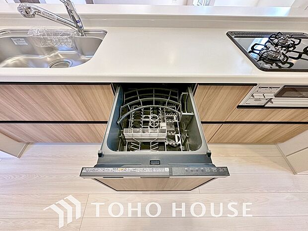 ビルトイン食器洗浄乾燥機付きのシステムキッチン。毎日の家事負担を軽減する嬉しい設備です。