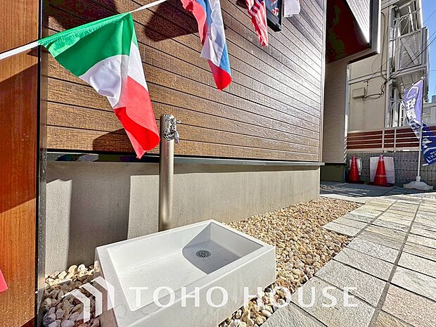 洗車の手入れや外回りのお掃除の際など、あると便利な外の立水栓がございます。