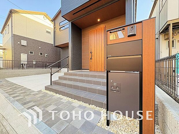 玄関の前には宅配ボックスも完備。ネットショッピングのお荷物の受け取りに便利なだけでなく、お子様が後からお家を出る際にも宅配ボックスへカギを預けておけば、お子様がカギを持ち歩く必要がなく安心です。