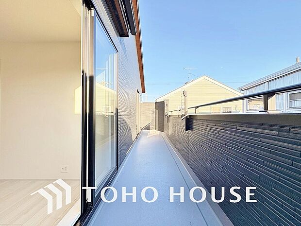 頬をなでる優しい風を感じることが出来るバルコニー。つい深呼吸をしたくなる気持ちの良い眺望です。