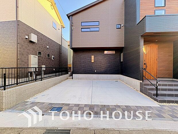 マンションとは違う敷地内駐車。ご主人様のお車のお手入れにも気合が入りますね。