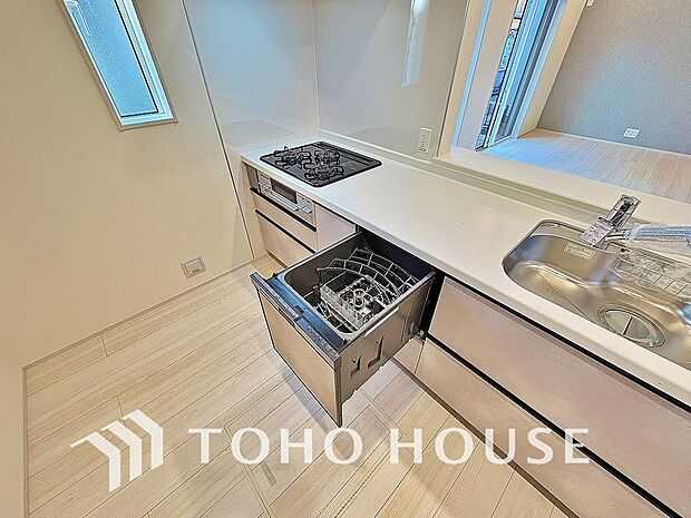 ビルトイン食洗機。高温のお湯や高圧水流を使うことにより汚れを効果的に落とすことができます。