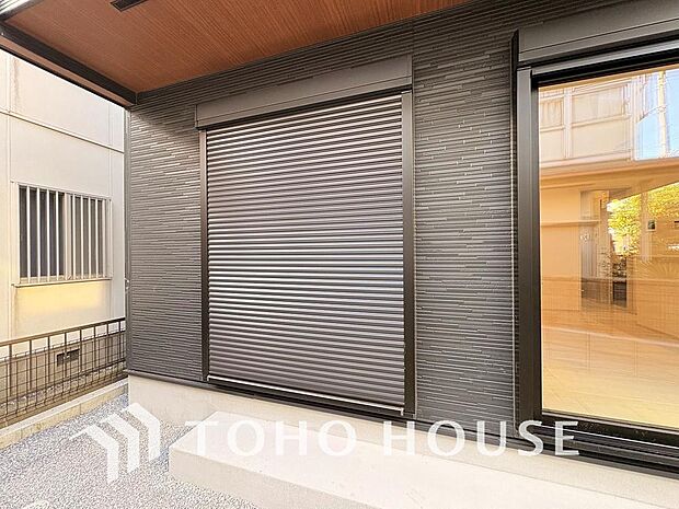 防犯機能のシャッターを完備しております。寒い冬でも中から開閉が可能ですのでラクラク便利。