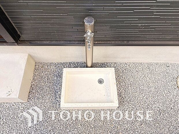 お庭には立水栓がございます。お車やお庭の手入れや、外回りのお掃除の際にあると、便利です。