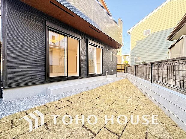 窓の先に庭があると風通しも良く、四季折々の変化も感じとることができそうですね。