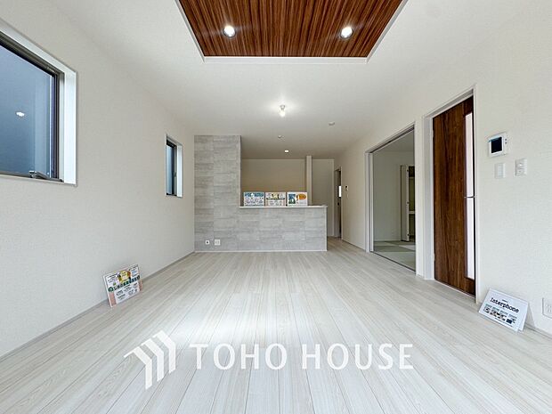 リビングも広く設け、訪れる人々を暖かく迎えてくれます。