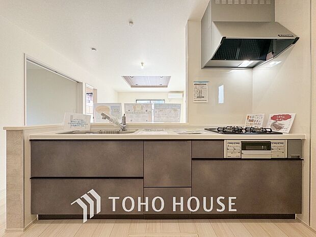 ご家族みんなで調理ができる位のスペースを実現したキッチン空間となっております。