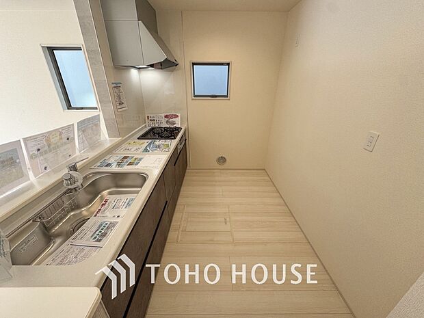 夫婦そろってキッチンに立っても調理がしやすく余裕の広さ。家事をしながら会話も弾みます。