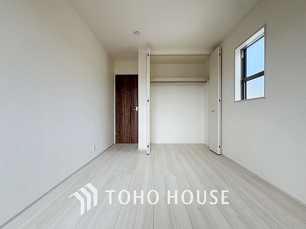 清潔感あるホワイトの壁紙と温もり溢れるカラーの床材が見事に調和した本邸宅。