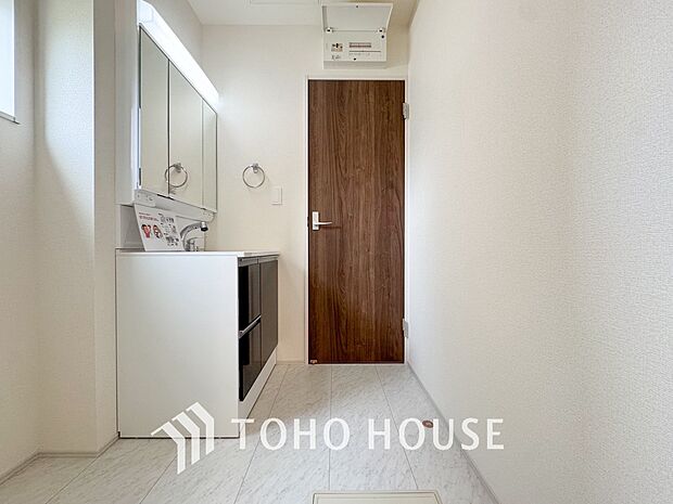 平日の朝であっても、落ち着きとくつろぎを感じられる空間。気持ちよく身だしなみを整えられます。