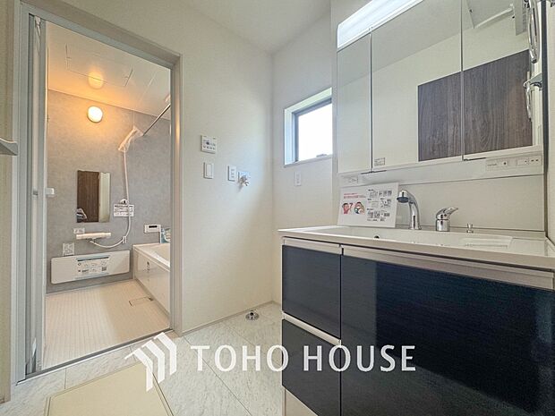 身だしなみのチェックがしやすい大きな鏡、下には収納がたっぷり。スッキリとした空間を演出いたします。