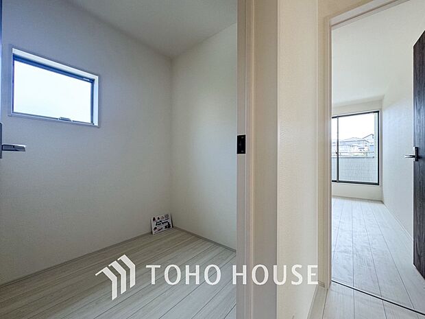 奥行きあるクローゼットを採用。衣装ケースや、掃除機といった物を収納できるような造りになっております。