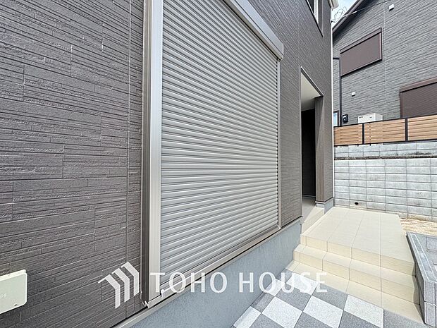 戸建にも防犯機能のシャッターを完備しております。寒い冬でも中から開閉がラクラクな所も便利です。