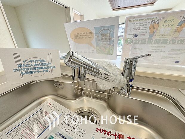 浄水器ボタンひとつで浄水と原水に切り替えられる浄水器一体型水洗を使用。